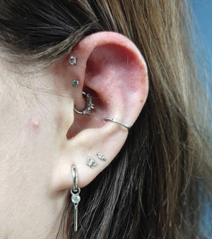 Forward helixpiercing in oor