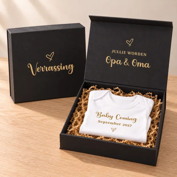 Zwarte cadeaubox voor de aanstaande opa en oma