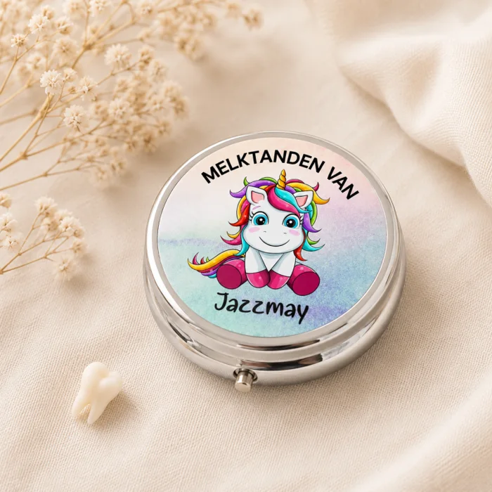 Unicorn tandendoosje met naam op beige stof met droogbloemen